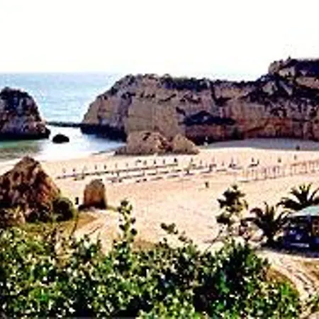 With 2 Bedrooms In Praia Da Rocha With Furnished Terrace And Wifi 100 M From The Beach 아파트 *
