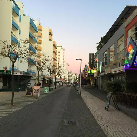 With 2 Bedrooms In Praia Da Rocha With Furnished Terrace And Wifi 100 M From The Beach 아파트 *